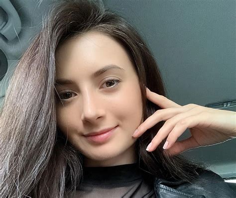 Intip Potret Cantik Pramugari Isabella Pesonanya Bikin Jomblo