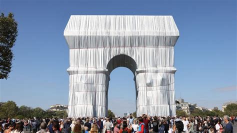 Paris L Arc De Triomphe Empaquet Par Christo Et Jeanne Claude Attire