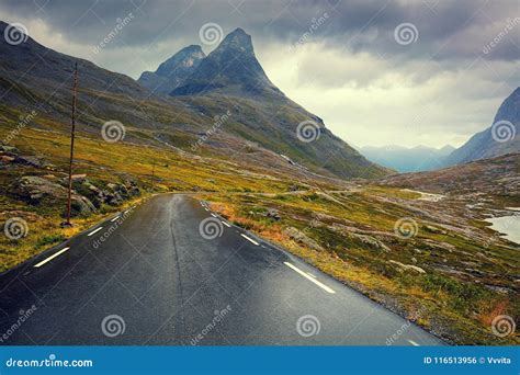 Conduzindo Um Carro Na Estrada Entre Montanhas Foto De Stock Imagem