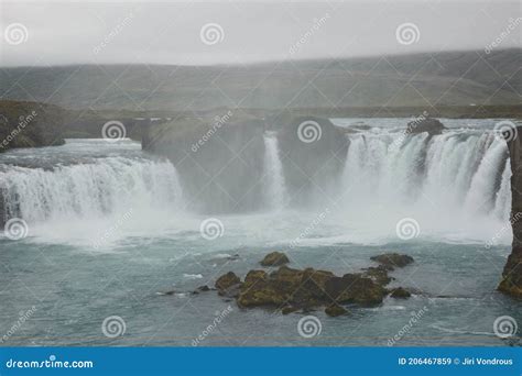 La Godafoss Icelandic La Cascada De Los Dioses Es Una Famosa Cascada