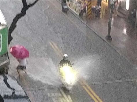 大雷雨狂炸雙北捷運忠孝新生外「水淹至腳踝」 這路段半台機車被淹沒 生活 Ctwant