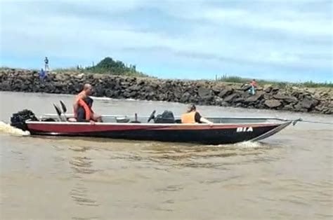 A Gazeta Quatro são resgatados após barco virar em mar de Marataízes