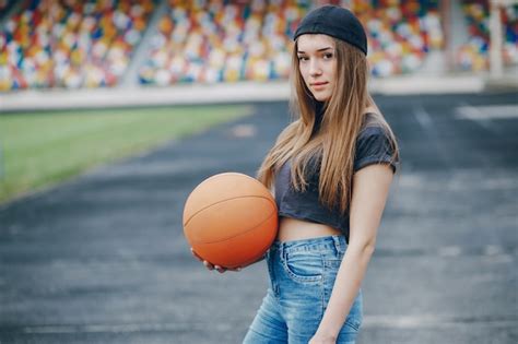 Fille Avec Une Balle Photo Gratuite