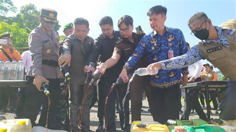 Polres Minahasa Utara Musnahkan Barang Bukti Minuman Keras Koran