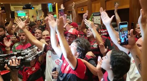 Hinchas De Flamengo Festejan En El Hotel Oro Verde De Guayaquil Lugrar