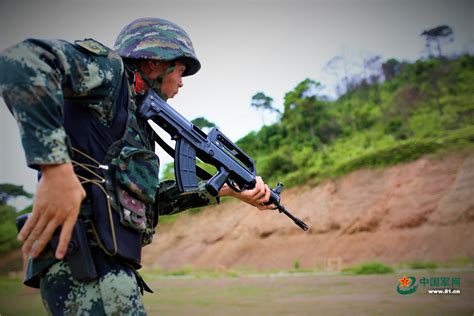 “硬核”枪技！直击武警特战队员快反射击训练 中国军网