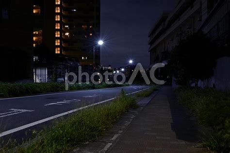 防犯のイメージ 暗い夜の歩道と外灯と町並 No 25009943｜写真素材なら「写真ac」無料（フリー）ダウンロードok