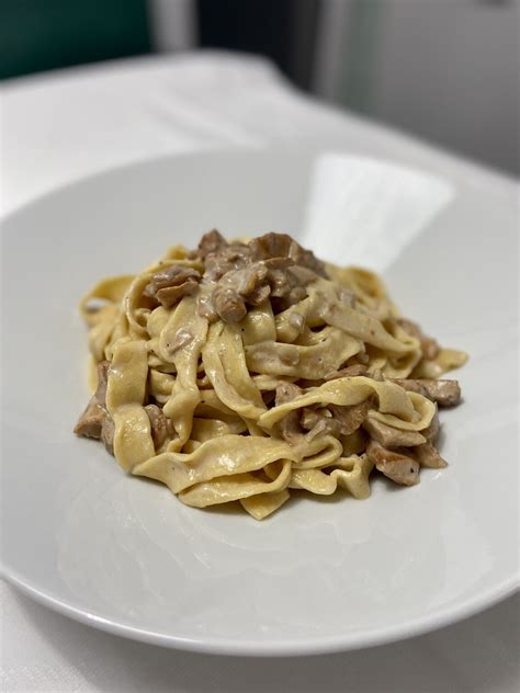 Tagliatelle Al Rag Bianco Di Finferli Paprika Con Lisa