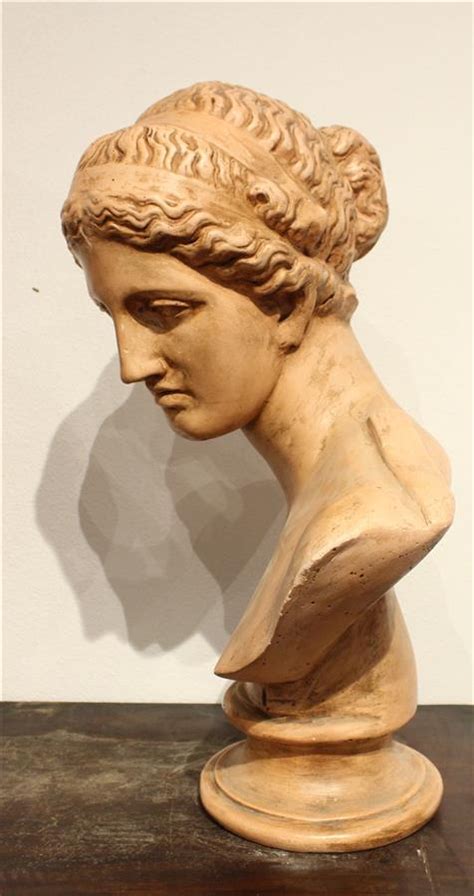 Buste de femme à l antique sur piédouche sculpture en plâtre patine