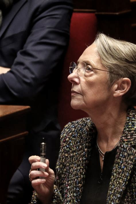 Photo La Première ministre Elisabeth Borne cigarette électronique