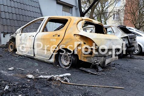 Toruń Spalone auta na osiedlu Na Skarpie Pressfoto Bank zdjęć