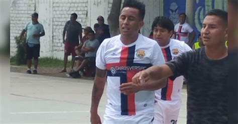 Christian Cueva Es Captado Jugando Fulbito En Pollada Prosalud En