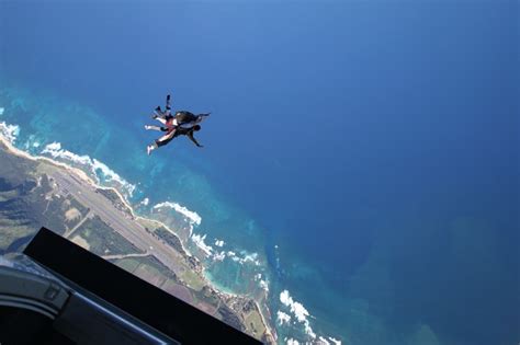 Skydiving, Dillingham Field on the North Shore, just before Kaena Point ...