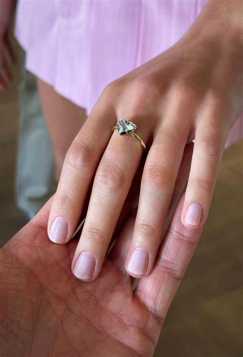 Naked nails Είναι το πιο elegant μανικιούρ του καλοκαιριού VOGUE GR