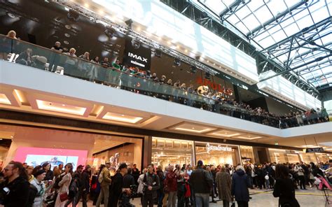 PHOTO: Akropole shopping centre opens; visitors offered ice rink and ...