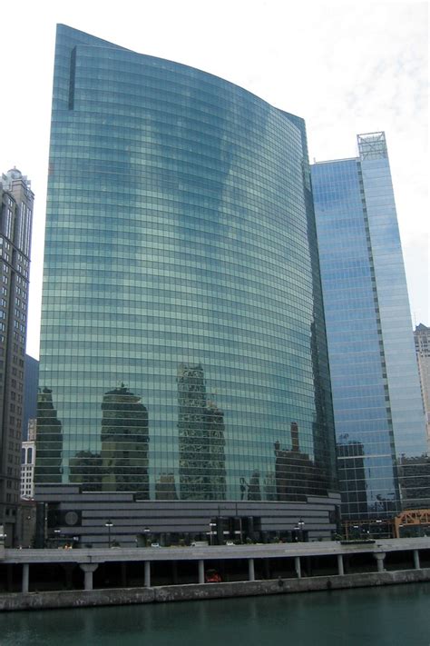 Chicago 333 West Wacker Drive Located At A Bend In The Ch Flickr