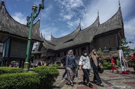 Pengunjung Tmii Pada Liburan Natal Capai Orang Antara News