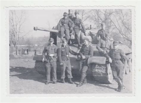 PANZERMÄNNER MIT BEUTEPANZER Russischer Kampfpanzer Panzer T 34