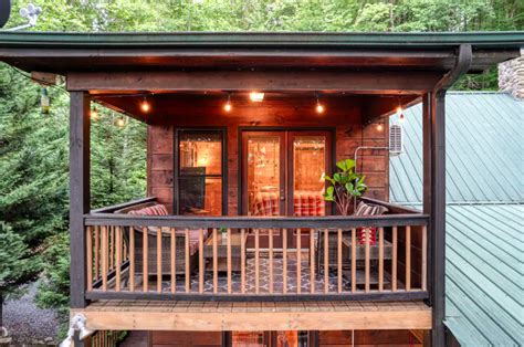 This Blue Ridge Mountain Cabin has 3 Levels of Decks + a Hot Tub and ...