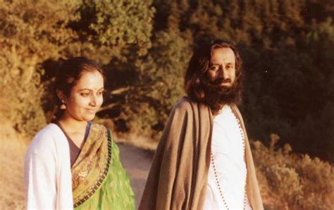 Gurudev and Bhanu Didi! Jai Gurudev, Spiritual Figures, Sri Sri, Public ...