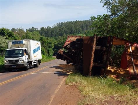 Caminhão carregado frango tomba na rodovia PR 180 CGN O maior