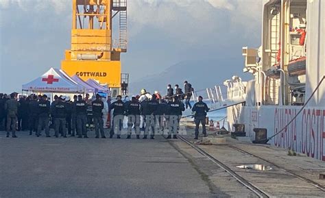 Nave Diciotti Arrivata Al Porto Di Vibo Marina Sbarcano 400 Migranti