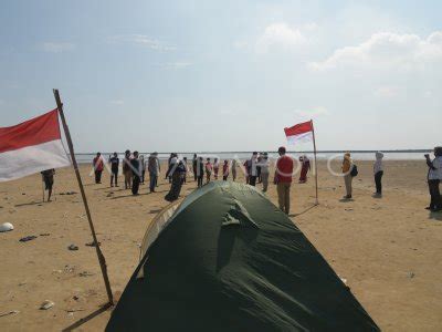 Upacara Bendera Di Lahan Reklamasi Antara Foto