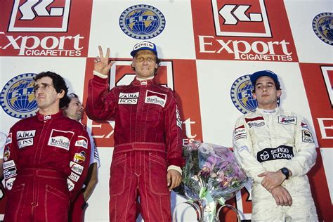 Niki Lauda fia az édesapja híres 1984 es McLarenjének festésével áll