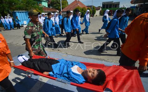 Simulasi Evakuasi Gempa Dan Tsunami Di Padang ANTARA Foto