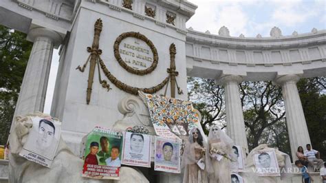 Padres De Los 43 Marchan Hacia El Antimonumento