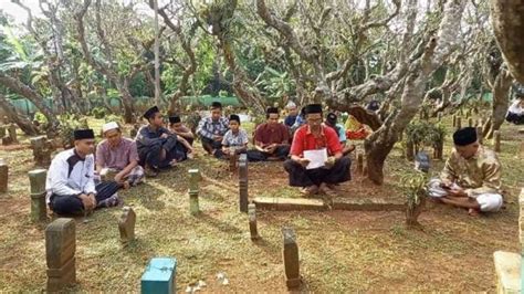 Bekal Ramadan Ini Tradisi Ziarah Makam Sebelum Puasa Di Indonesia