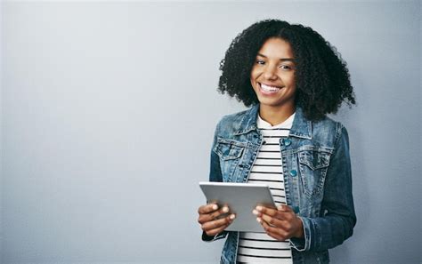 Tienes Que Ir Inal Mbrico Retrato De Estudio De Una Mujer Joven Y