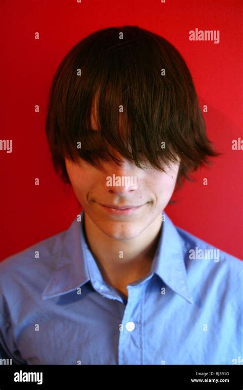 Un niño de 13 años con el pelo largo que cubre sus ojos Fotografía de