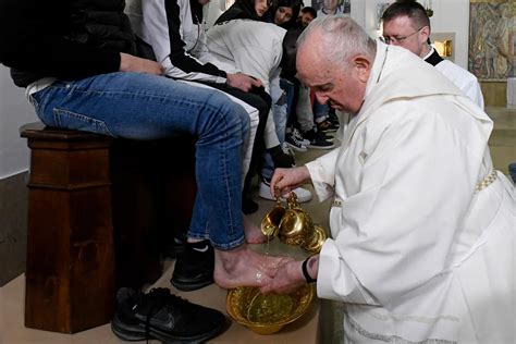 El Papa Francisco Lavó Los Pies De 12 Jóvenes Reclusos De Diferentes Etnias Y Nacionalidades