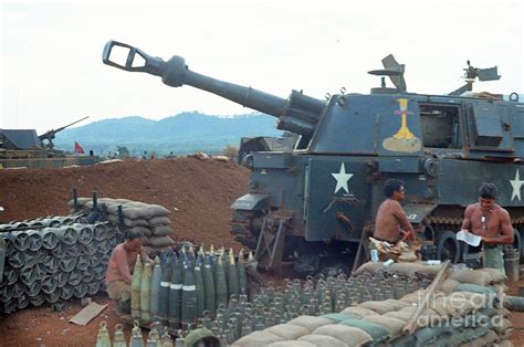 155mm M109 Sp Howitzer 5th 16th Field Artillery 4th Infantry Division Pielku Vietnam 1968 ...