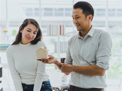 「爸媽也是為了我好 」女友哭著央求婚前買房登記她名下，35歲竹科男苦惱該怎麼辦？ 今周刊 Line Today