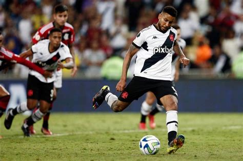 Jair e Barros disputam vaga no meio do Vasco após lesão de Zé Gabriel