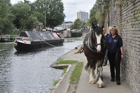 Ilkeston A Rare Year Old Narrow Boat Arrives At The London Canal