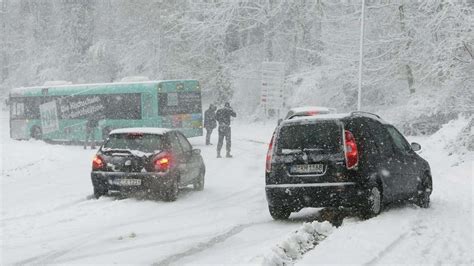 Schnee Sorgt In Nrw F R Zahlreiche Unf Lle Sturmb En Angek Ndigt