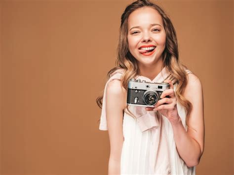 Retrato De Mujer Joven Alegre Tomando Fotos Con Inspiraci N Y Vestido