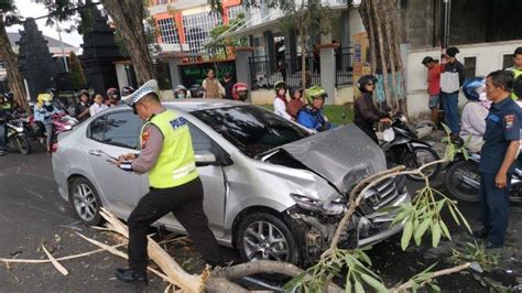 Kronologi Tabrakan Daihatsu Terios Vs Honda City Di Gresik Masuk Jalur