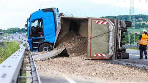 A45 Lkw Verliert Tonnenweise Schotter Auf Der Autobahn