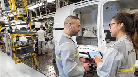 Stellantis plonge après ses résultats Renault plombé par Nissan Investir