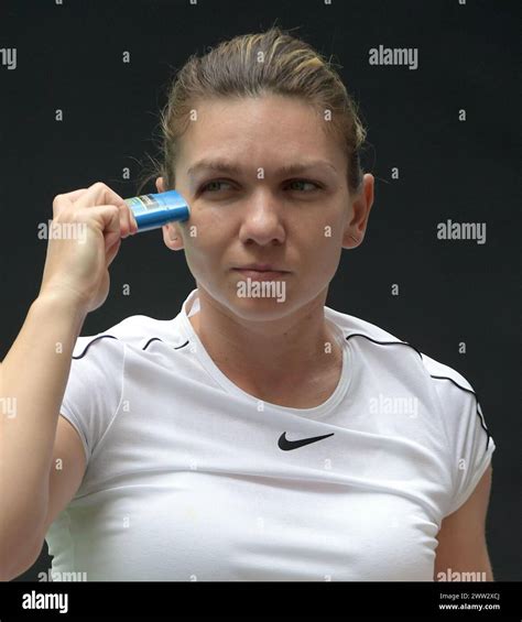 MIAMI GARDENS FLORIDA MARCH 20 Simona Halep Applies Sunblock During