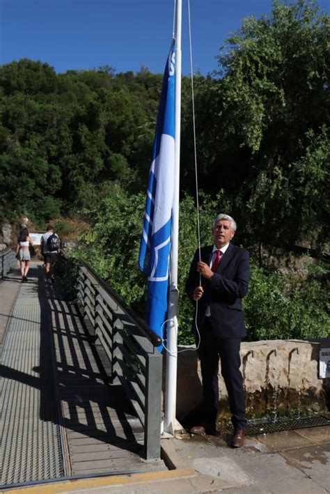 Cerimónia do hastear da Bandeira Azul Acessível e de Ouro na Praia