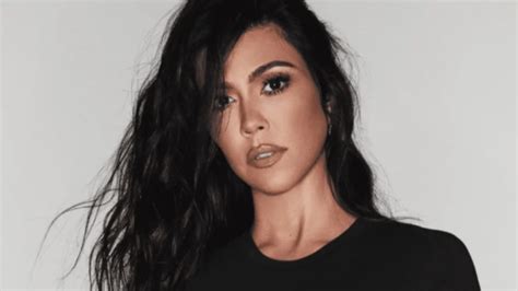 A Los A Os Kourtney Kardashian Presume Su Embarazo Con Diminuto