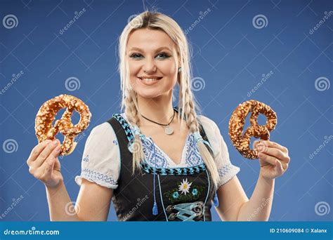 Blonde Fille Allemande Avec Bretzels Photo Stock Image Du Femme Broderie
