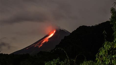 Merapi Yanarda Nda Volkanik Hareketlilik S R Yor Trt Haber Foto Galeri