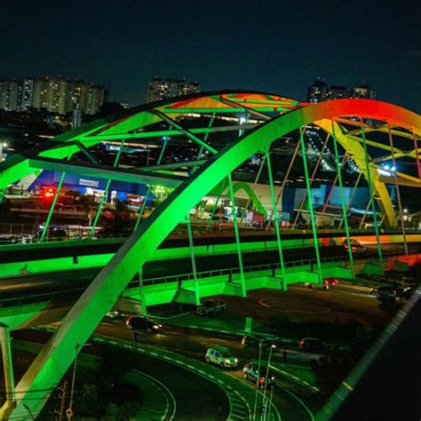 Em Osasco Viaduto Metálico é iluminado as cores da bandeira do Rio