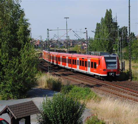 Triebwagen Der S Bahn Hannover F Hrt Am In Richtung Celle